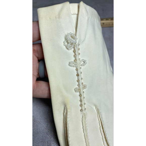 Vintage Crescendoe Womens Ivory 7.5 Leather Tailored Beaded Bow Design - Picture 4 of 7